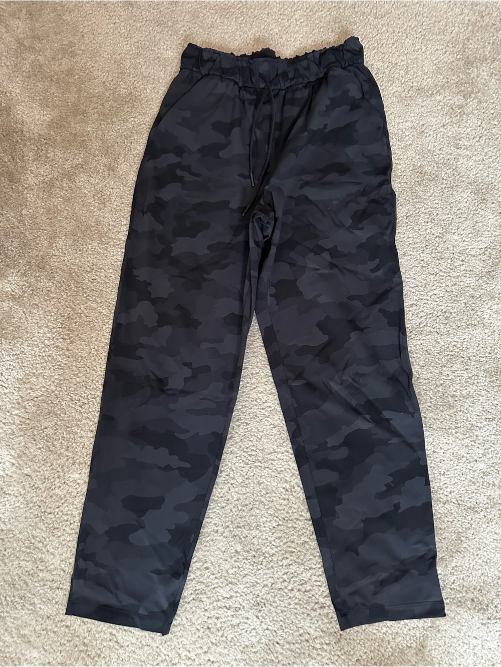 Women’s Lululemon On the Fly 7/8 black camo pants